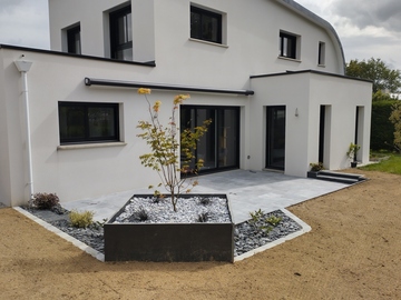 Réalisation Terrasse Dallage Bleu d'Asie et Soutènement en Ardoise à Treillières