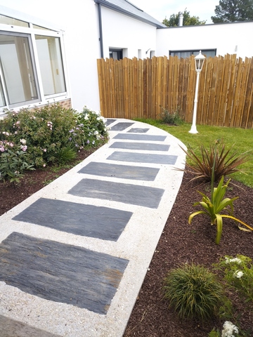 Réalisation Palis d'ardoise incrustés dans le béton désactivé à Grandchamp-des-Fontaines